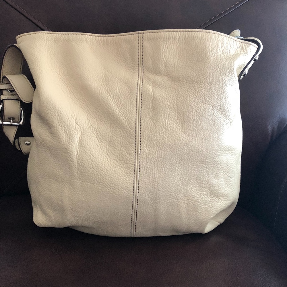 Tignanello Women's  genuine leather Purse. 🌟